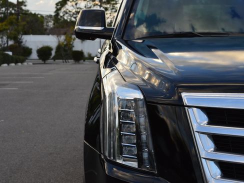 Used 2017 Cadillac Escalade Premium Luxury image 13