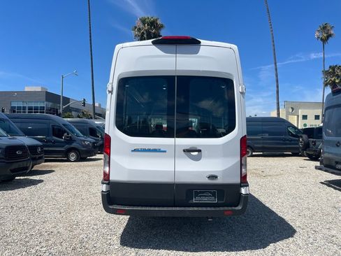 Used 2022 Ford E-Transit 148 High Roof Extended image 8