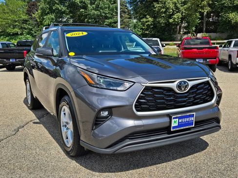 Used 2024 Toyota Highlander LE FWD image 8