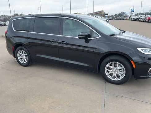 Used 2025 Chrysler Pacifica Select image 3