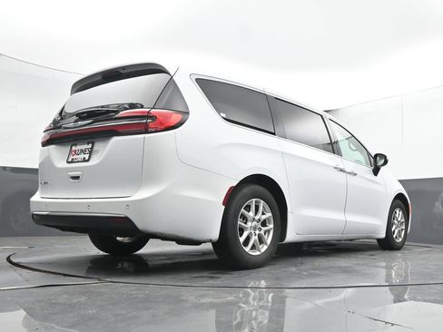 Used 2023 Chrysler Pacifica Touring-L FWD image 40