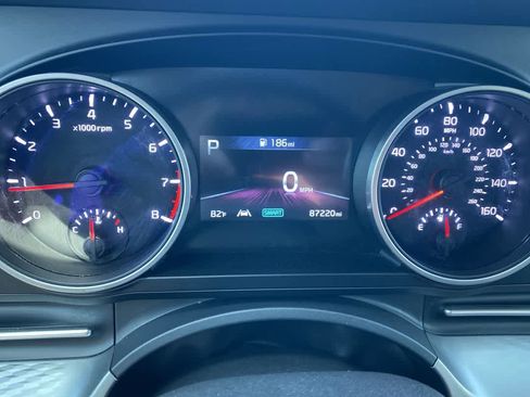 Used 2022 Kia Carnival LX image 15