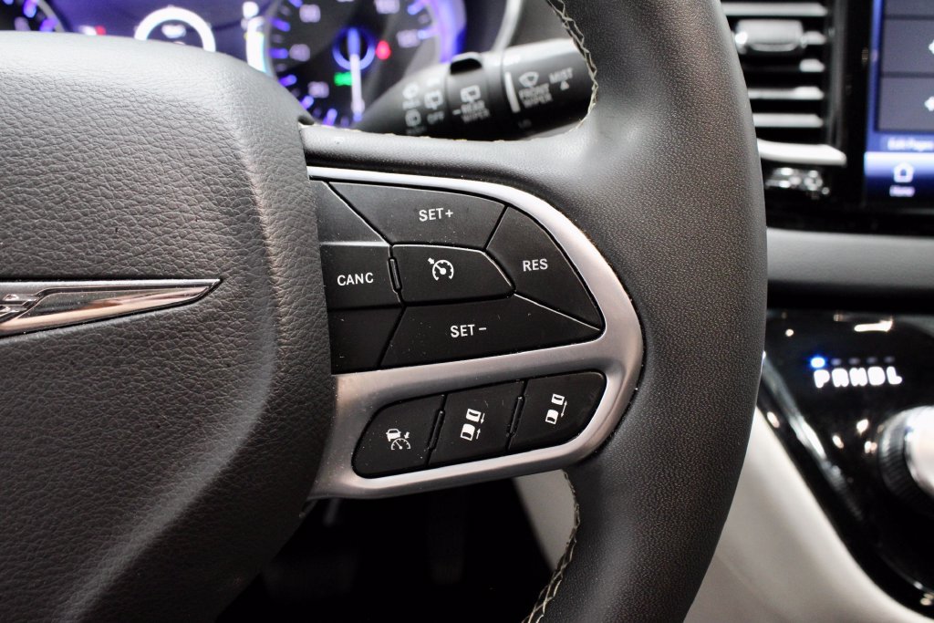 Used 2024 Chrysler Pacifica Touring-L FWD image 30