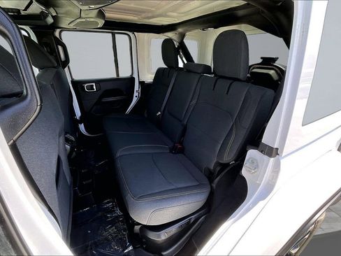 Used 2025 Jeep Wrangler Unlimited Sahara AWD/4WD image 19