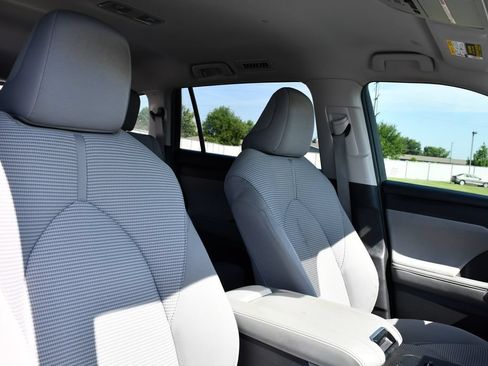 Used 2021 Toyota Highlander LE FWD image 32