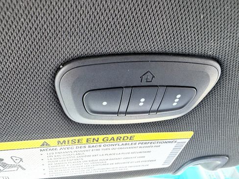 Used 2025 Chrysler Pacifica Select FWD image 13