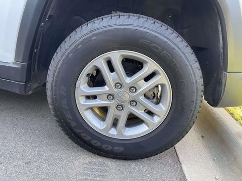 Used 2025 Jeep Grand Cherokee Laredo w/ Luxury Tech Group I AWD/4WD image 5