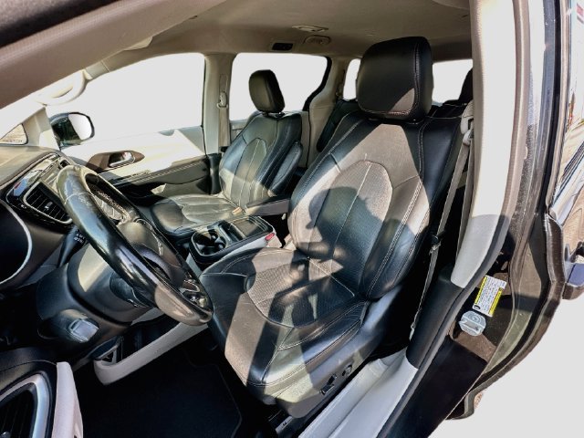 Used 2018 Chrysler Pacifica Touring-L w/ Tire & Wheel Group FWD image 21