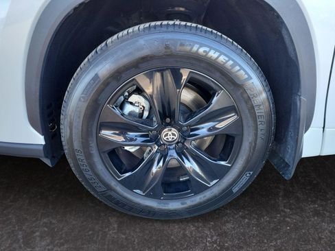 Used 2025 Toyota Highlander XLE image 29