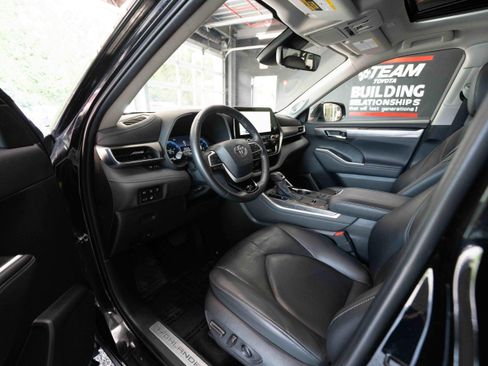 Used 2024 Toyota Highlander Limited FWD image 8