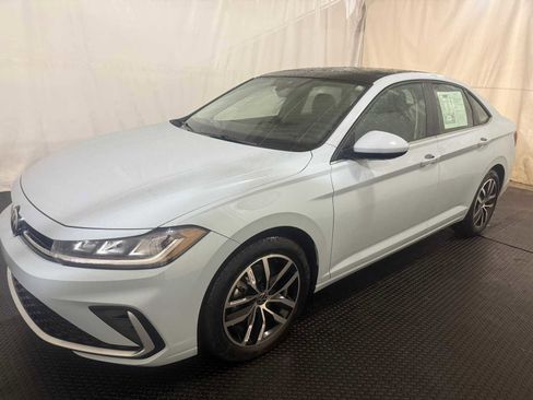 Certified 2025 Volkswagen Jetta SE w/ Sunroof Package image 6