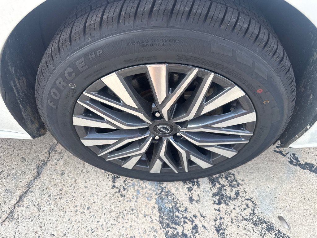 Used 2025 Nissan Altima 2.5 SV AWD/4WD image 9