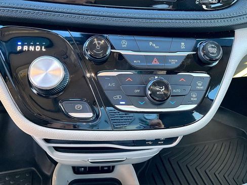Used 2020 Chrysler Pacifica Limited image 34