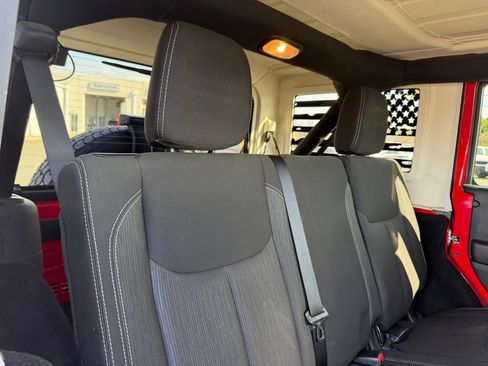 Used 2016 Jeep Wrangler Unlimited Sahara image 35