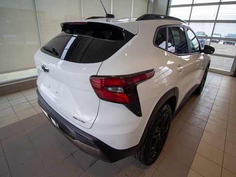 Used 2024 Chevrolet Trax ACTIV w/ Sunroof Package image 7