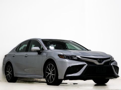 Used 2023 Toyota Camry SE image 1