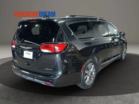 Used 2017 Chrysler Pacifica Limited w/ Tire & Wheel Group FWD image 4