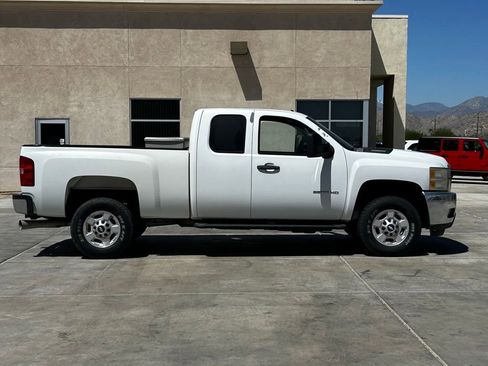 Used 2011 Chevrolet Silverado 2500 LT w/ Interior Plus Package AWD/4WD image 10