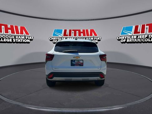 Used 2025 Chevrolet Trax LT w/ LT Convenience Package FWD image 7