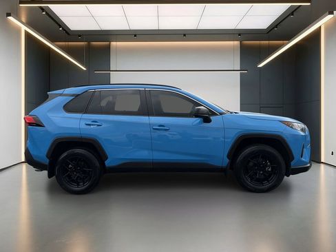 Used 2021 Toyota RAV4 LE FWD image 6