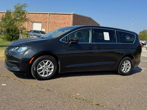 Used 2023 Chrysler Voyager LX FWD image 3