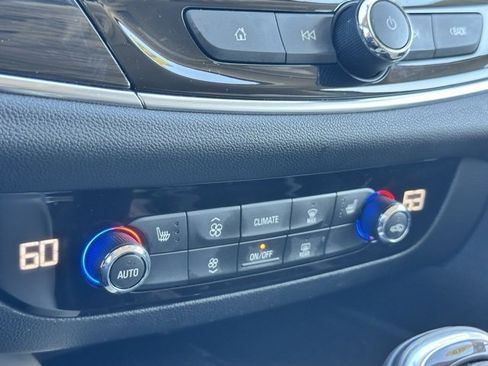 Used 2019 Buick Enclave Essence image 19