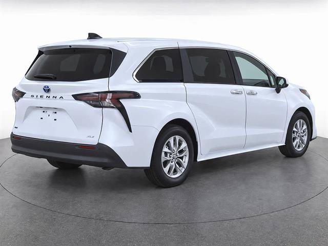 Used 2025 Toyota Sienna XLE FWD image 5