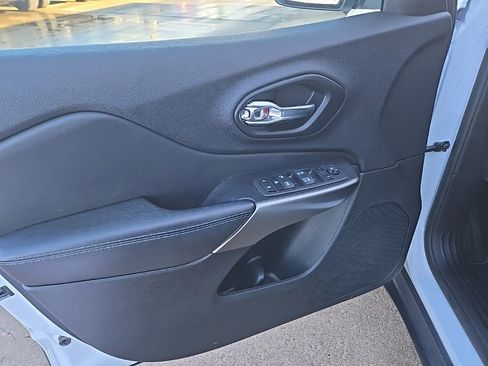 Used 2021 Jeep Cherokee Latitude image 30