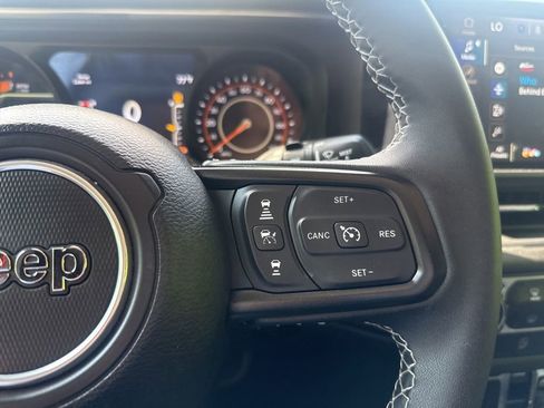 Used 2025 Jeep Wrangler Unlimited Rubicon AWD/4WD image 18