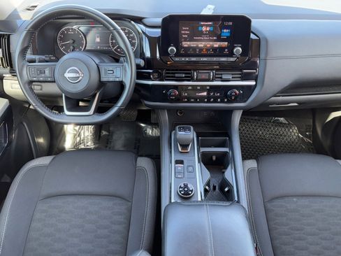 Used 2025 Nissan Pathfinder SV image 12