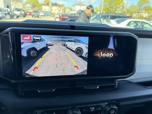 Used 2024 Jeep Wrangler Unlimited Sahara w/ Technology Group AWD/4WD image 28