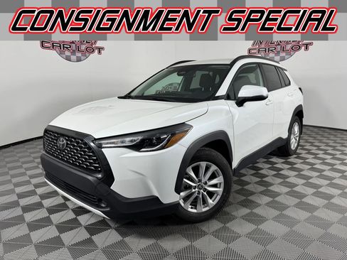 Used 2023 Toyota Corolla Cross LE image 1