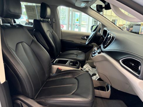 Used 2024 Chrysler Pacifica Limited FWD image 31