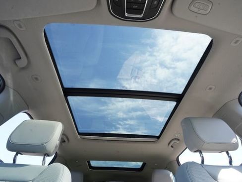 Used 2024 Jeep Wagoneer 4WD w/ Premium Group I image 12