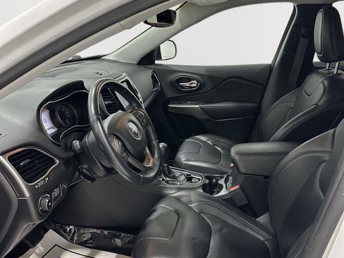 Used 2019 Jeep Cherokee Limited w/ Luxury Group AWD/4WD image 16