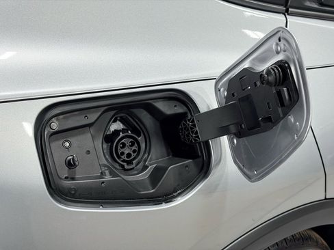 Used 2025 Toyota Prius Plug-In Hybrid image 5