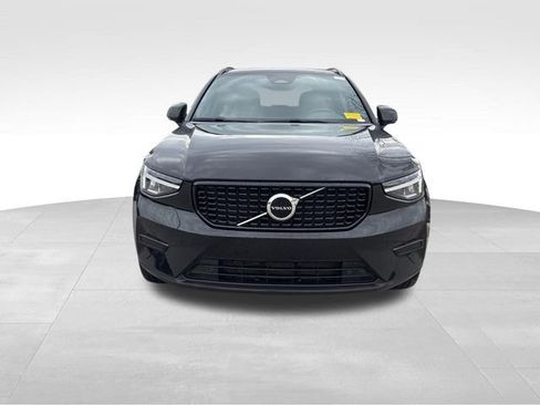 Used 2024 Volvo XC40 B5 Core AWD/4WD image 3