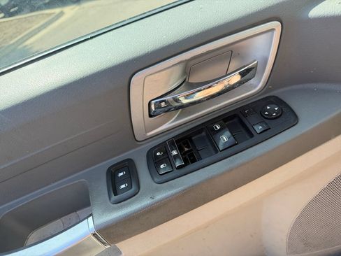 Used 2008 Chrysler Town & Country Touring FWD image 19