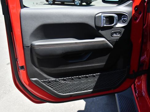 Used 2025 Jeep Wrangler Unlimited Sahara AWD/4WD image 16