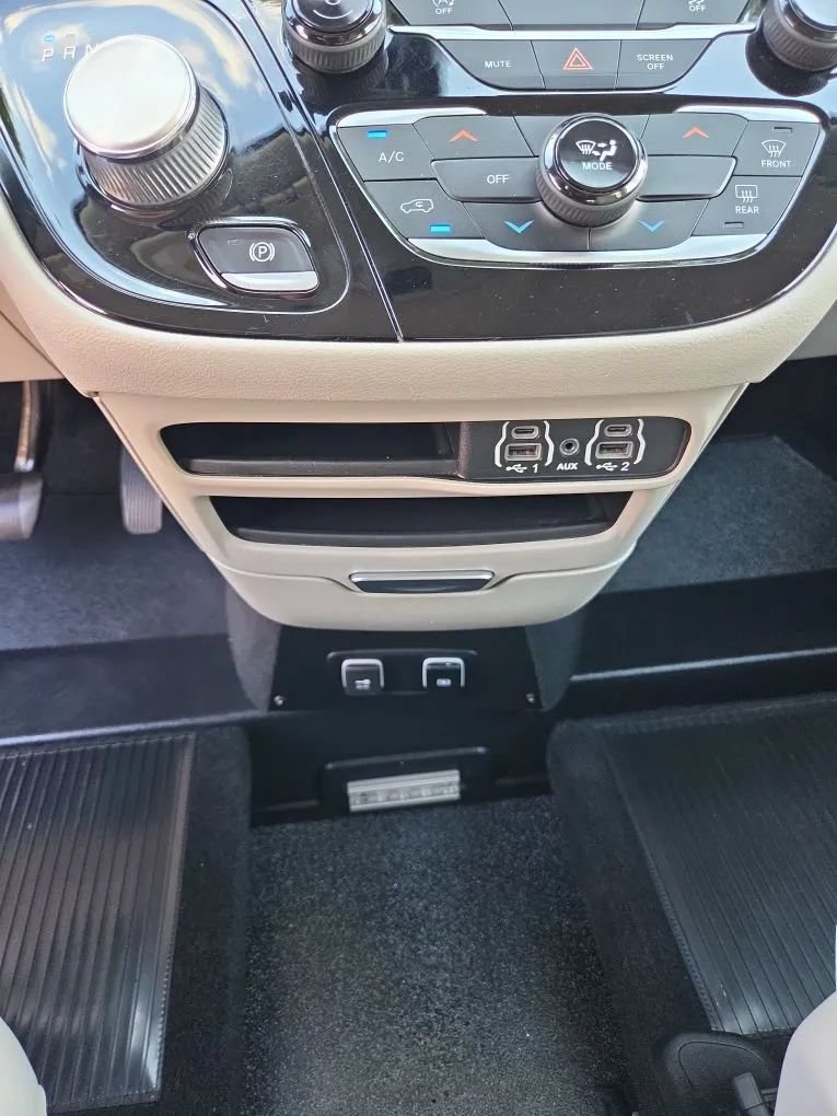 Used 2021 Chrysler Voyager Lxi FWD image 17