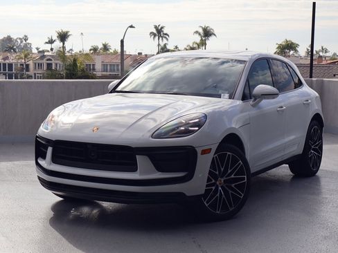 Certified 2025 Porsche Macan image 1