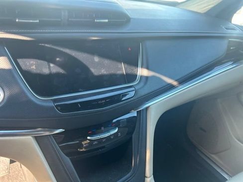 Used 2019 Cadillac XT5 FWD image 11