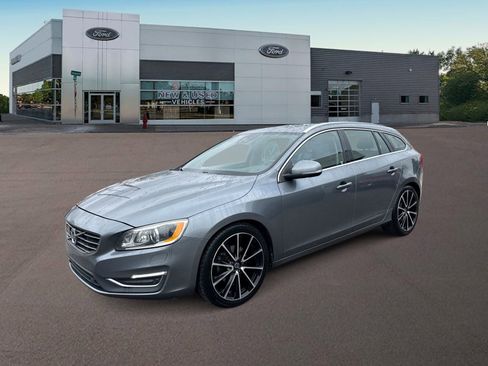 Used 2016 Volvo V60 T5 Platinum w/ 19" Sport Package FWD image 5