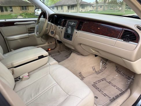 Used 2006 Lincoln Town Car Signature Limited RWD image 15