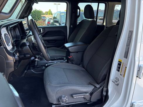 Used 2025 Jeep Wrangler Unlimited Sahara AWD/4WD image 35