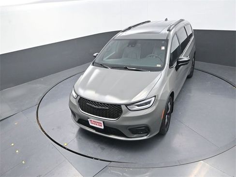 Used 2023 Chrysler Pacifica Limited w/ Uconnect Theater Family Group image 19