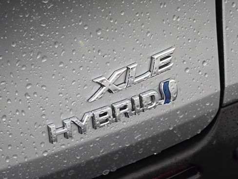 Used 2022 Toyota Sienna XLE image 19