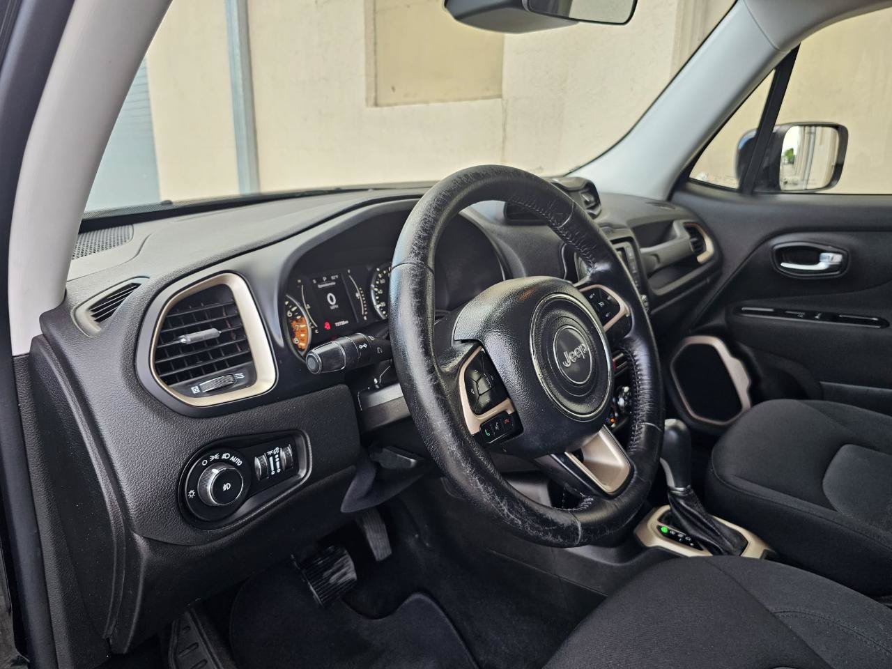 Used 2015 Jeep Renegade Latitude FWD image 22