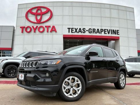 Used 2025 Jeep Compass Latitude AWD/4WD image 2