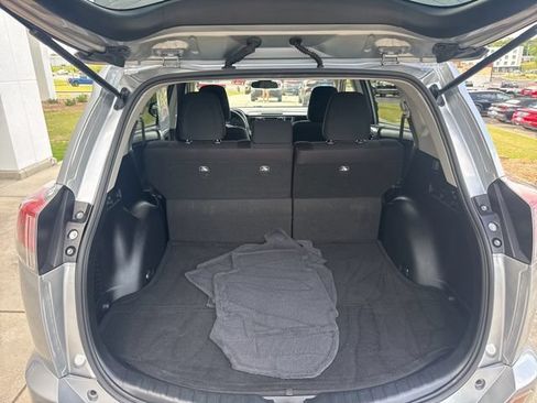 Used 2018 Toyota RAV4 LE FWD image 15